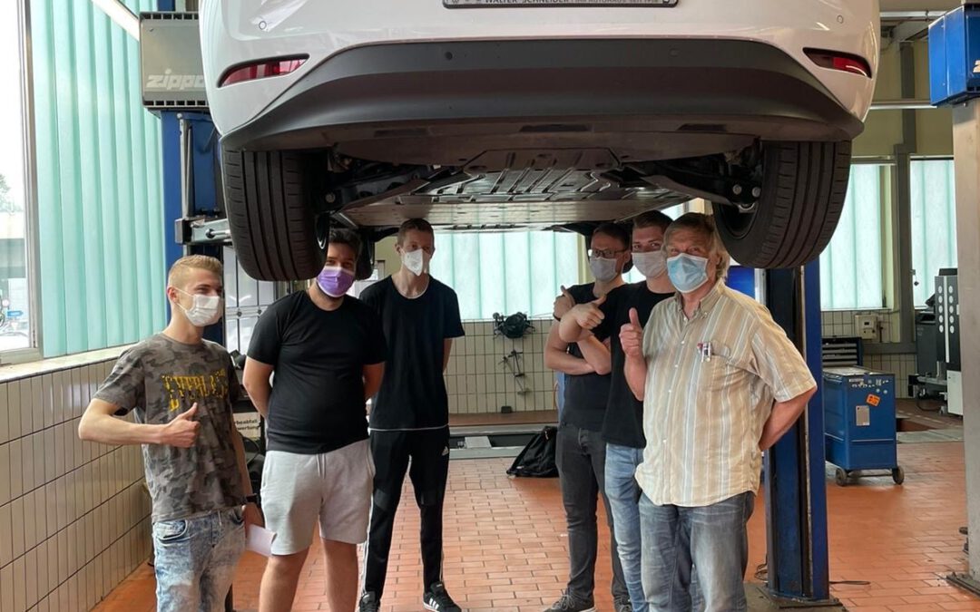 Kfz-Mechatroniker zu Besuch bei VW-Schneider