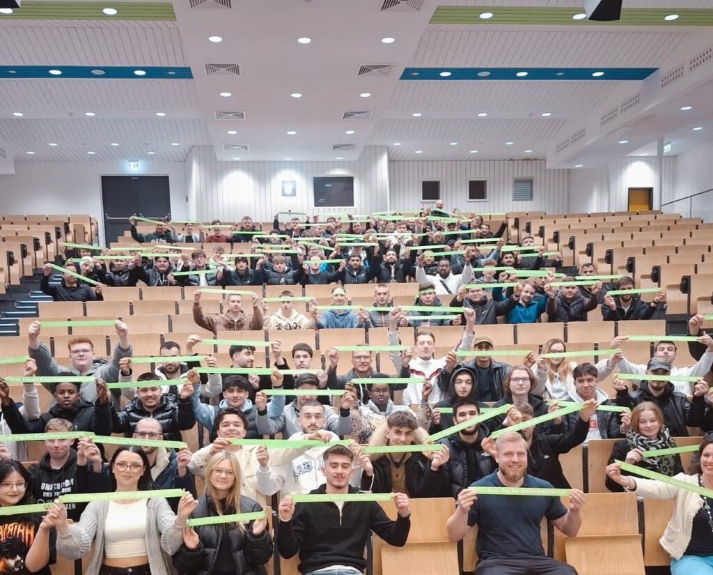 Ein Bild, das Kleidung, Person, Im Haus, Zuschauer enthält.
Automatisch generierte Beschreibung